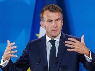 « Il ne faut pas céder à la menace russe » : Emmanuel Macron et l’Union européenne font bloc derrière l’Ukraine
