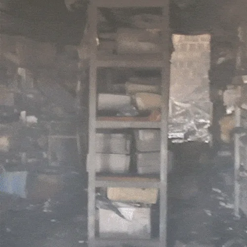 "Só não queimou a água", diz dono de gráfica destruída em incêndio