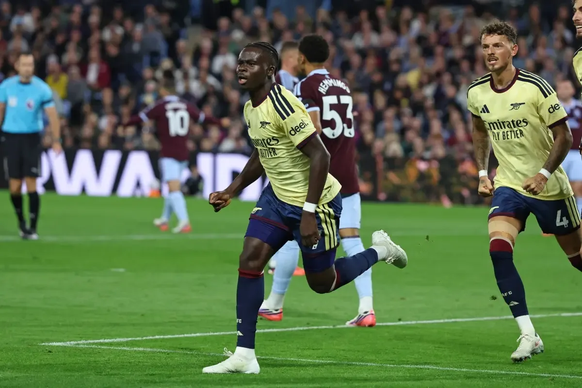 Com gol de Saka, Arsenal bate Aston Villa e vence segunda pelo Inglês