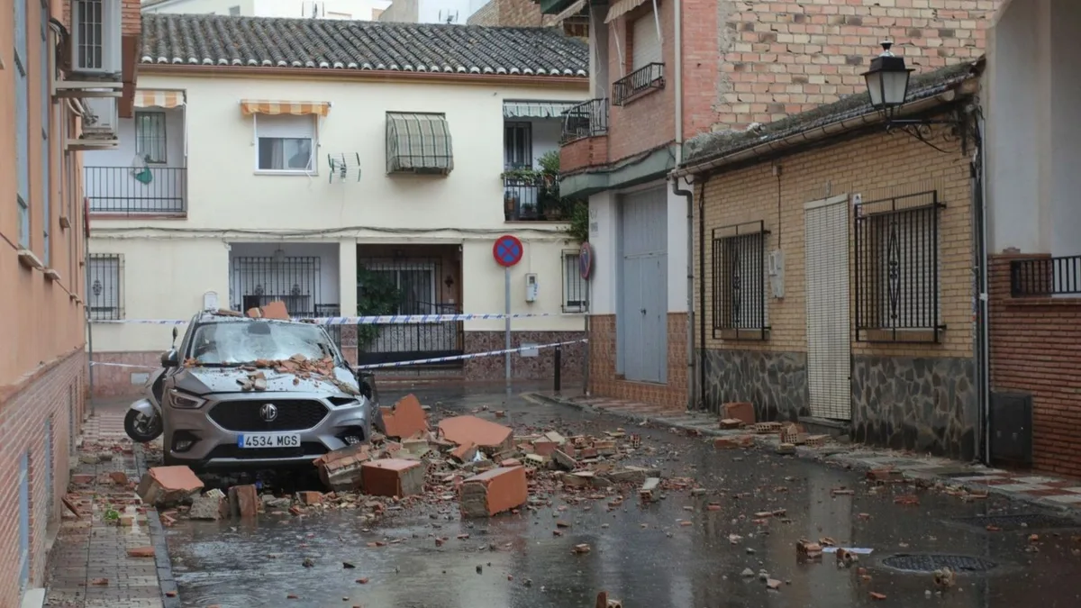 Francisco Cacho, meteorólogo: "Si un terremoto nos pilla en la calle hay que alejarse de farolas y postes de electricidad"
