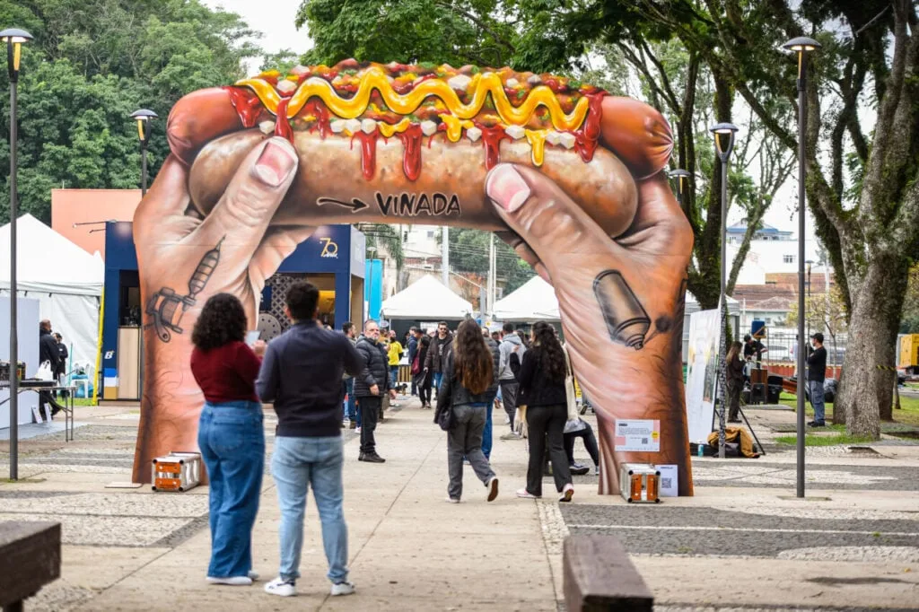 Vinada Cultural volta a Curitiba com pão com vina, carne de onça e outras curitibanices