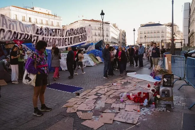 La acampada de la Puerta del Sol llora la muerte de Maricarmen: "Si nadie la hubiese sacado a la fuerza de su casa, quizás hubiera vivido varios años más"