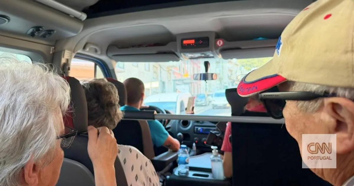 "Azulinho" de Alcântara: uma viagem diária no centro de Lisboa com "Maradona" ao volante