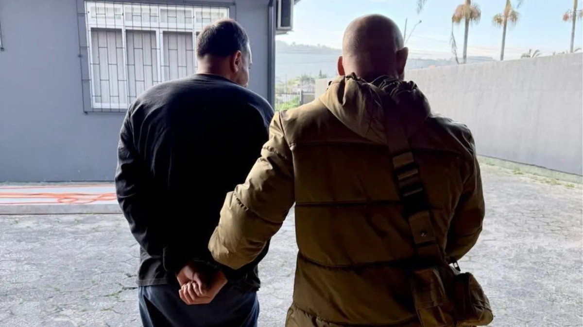 Segunda fase de operação que investiga prejuízo superior a R$ 500 mil em golpe de venda de passagens aéreas com milhas prende irmão do principal suspeito em SC