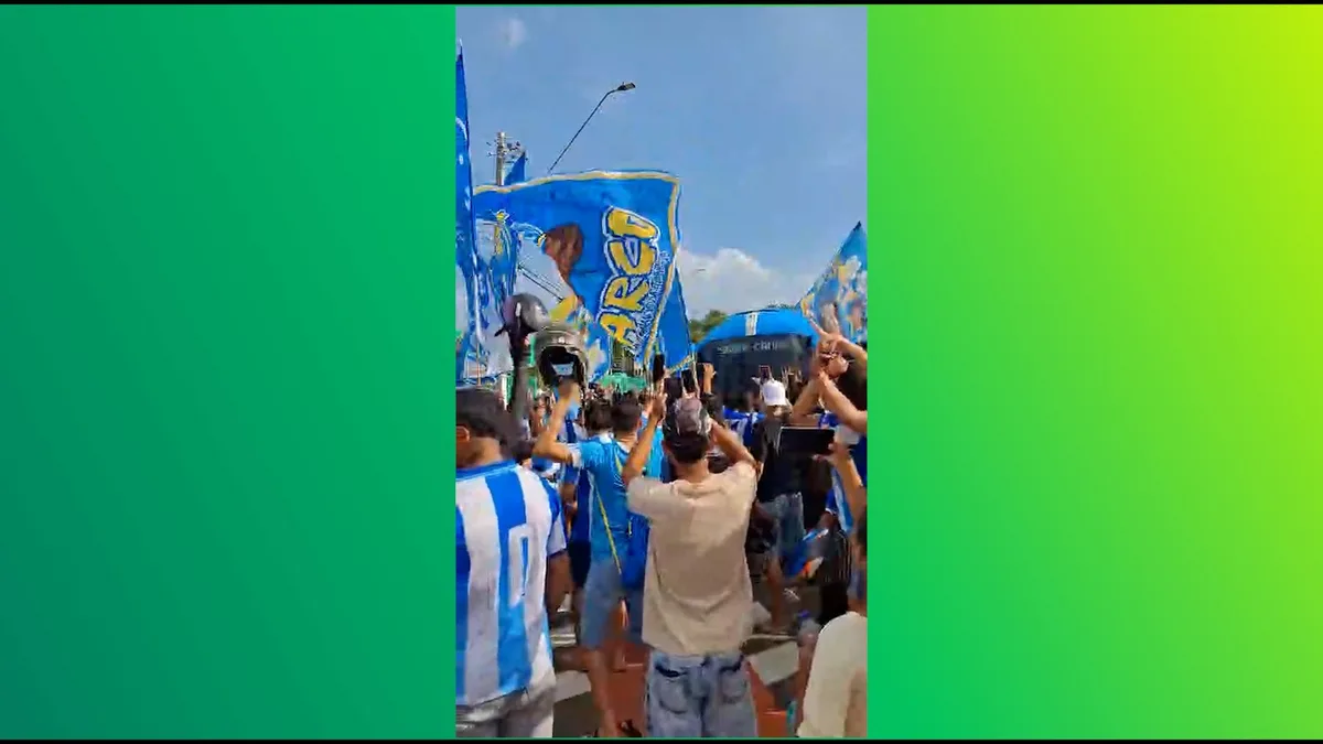 Torcida do Paysandu toma o aeroporto de Belém antes de jogo que vale o acesso