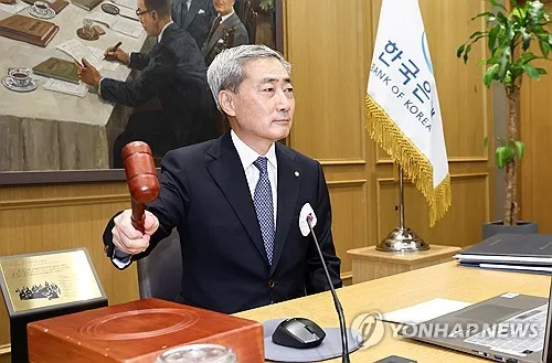 [속보] 한은 총재 "환율 아직 높아…원화 좀 더 강해져야 바람직"