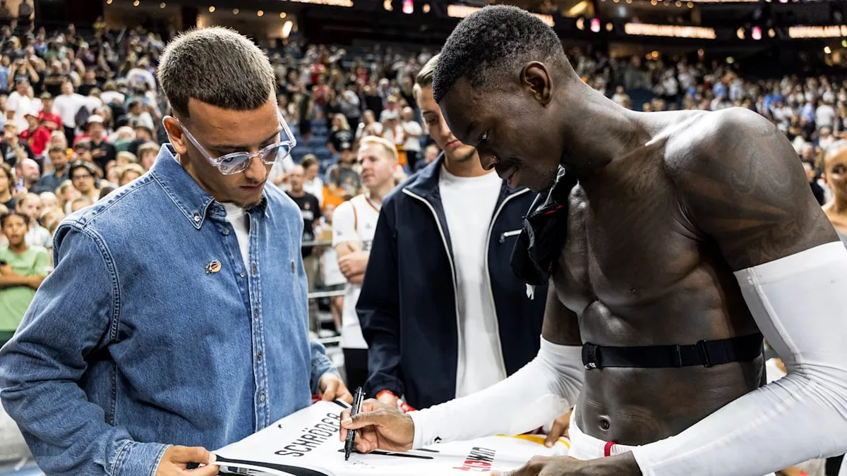 Trikot-Tausch mit Weltmeister - Beim Basketball wird El Mala zum Autogramm-Jäger
