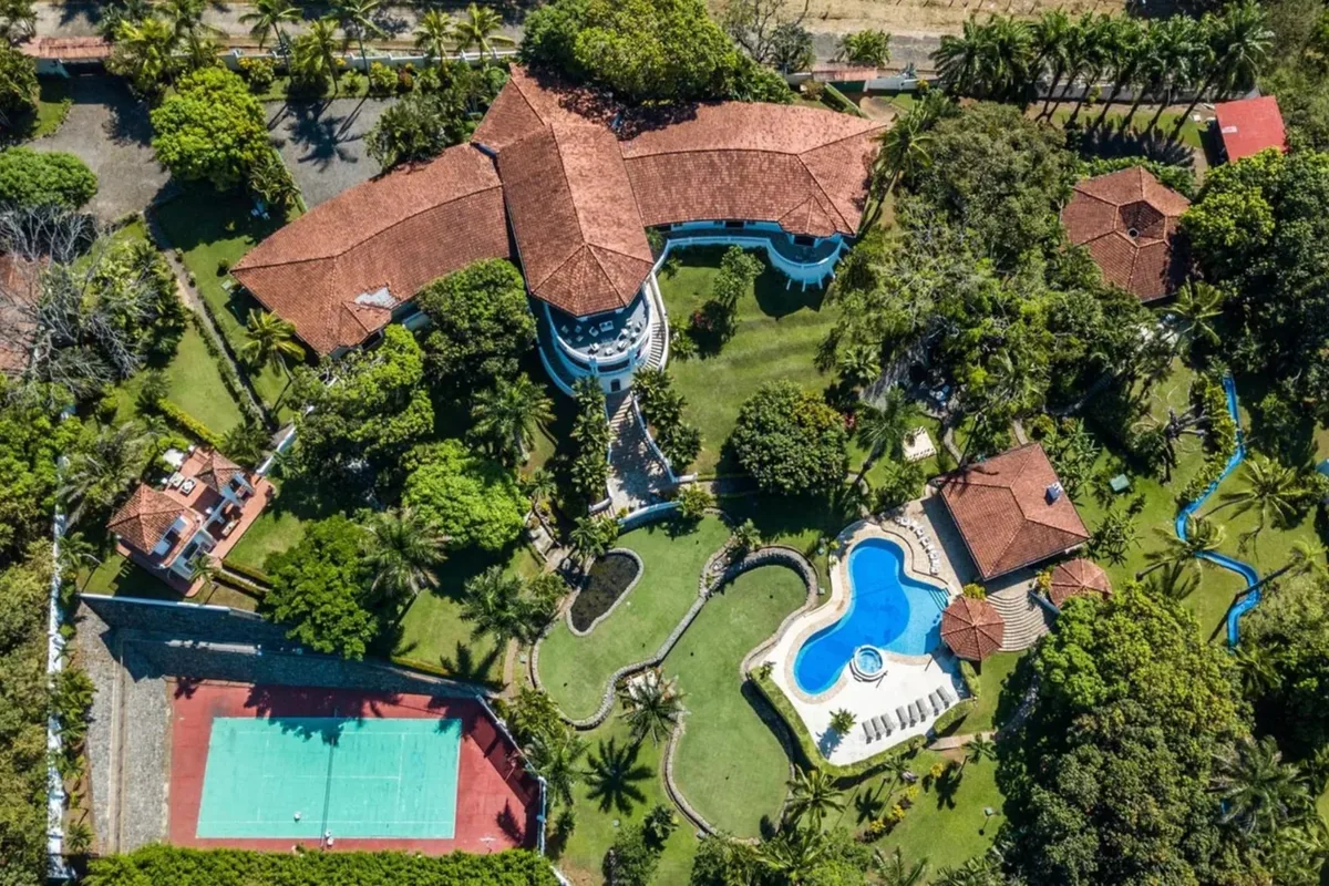 La finca enclavada entre la selva de Centroamérica que evoca a los castillos europeos se vende por casi US$2.5 millones