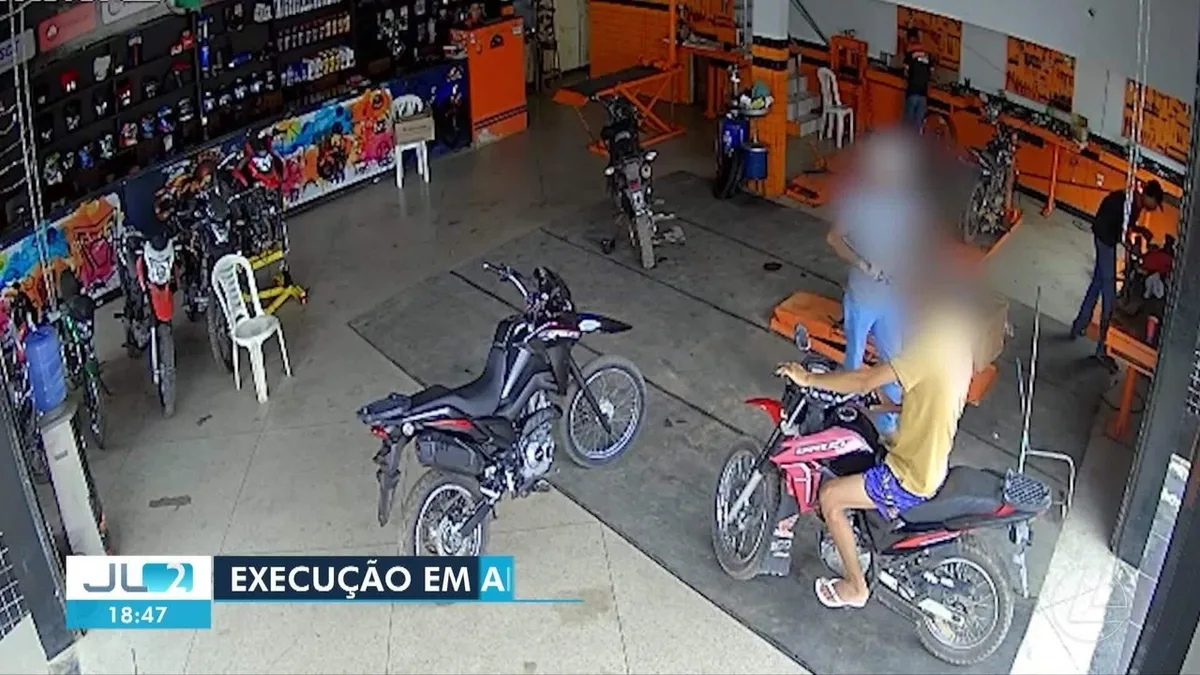 Homem de capacete invade loja e mata funcionário a tiros em Anapu, no Pará