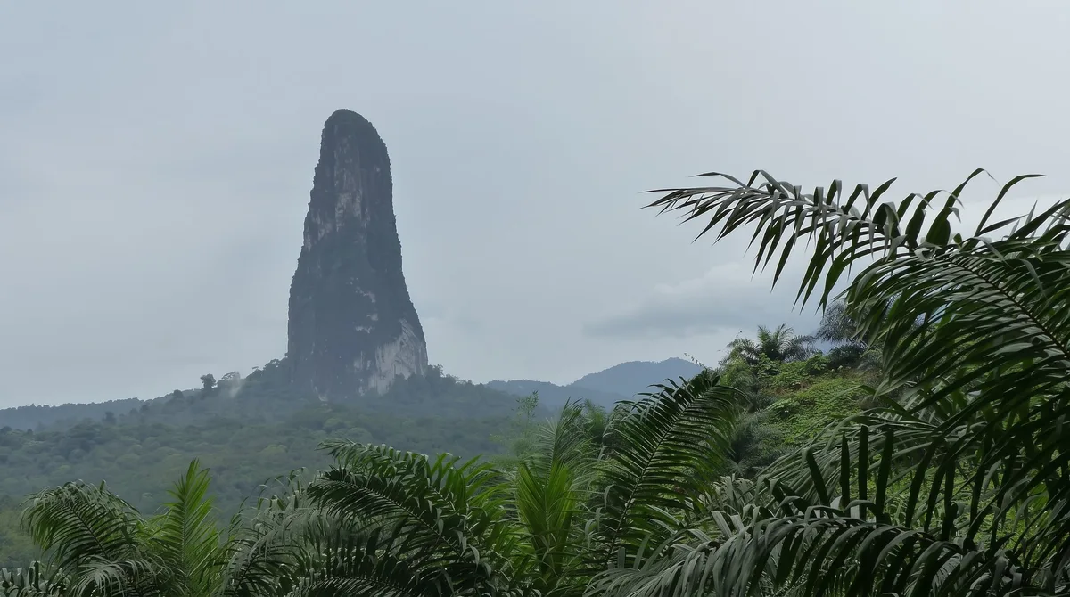 Cómo es Pico Cão Grande, uno de los paisajes más singulares de África