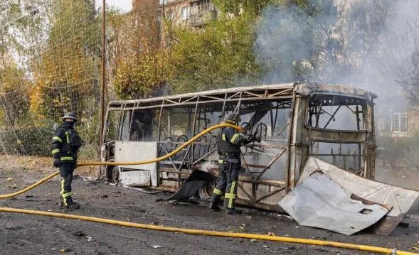 Atentado de Rusia con bomba en una parada de autobús deja al menos 33 muertos en Ucrania