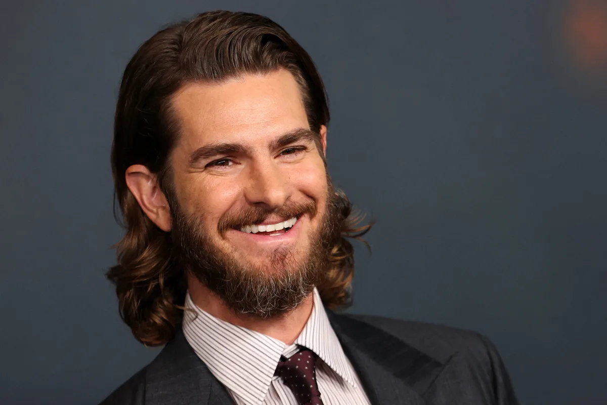 Tras ponerse en la piel de Sam Altman, Andrew Garfield afirmó: “Cualquiera que asuma tal nivel de responsabilidad debe poder distanciarse”