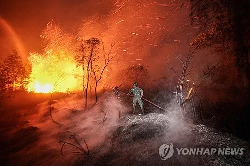 '최악 산불' 인니서 진화작업 중 소방관 등 4명 사망·2명 화상