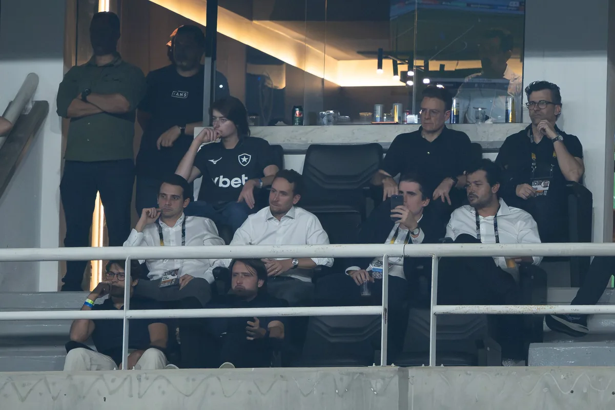 Discreto, novo investidor do Botafogo foge dos holofotes em primeira ida ao Nilton Santos
