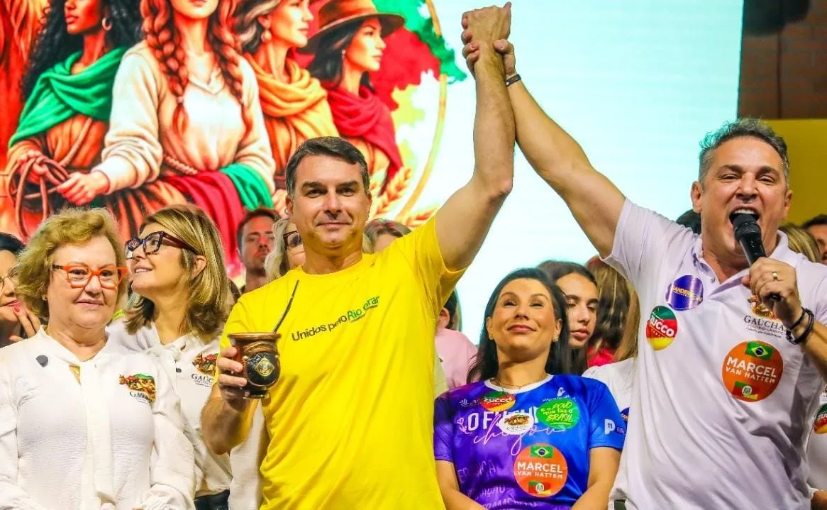 Flávio Bolsonaro cumpre agenda no RS em 2 de setembro ao lado de Zucco e aliados