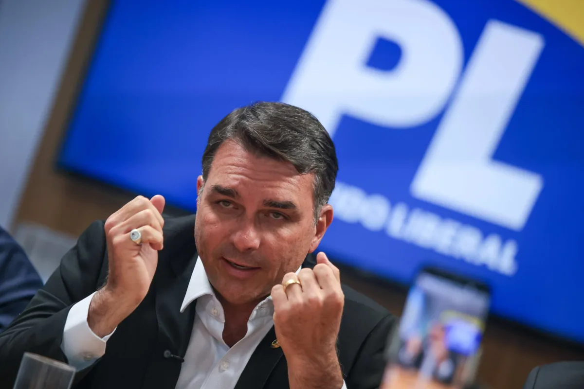 Flávio foi filiado ao partido de Renan Santos na calada da noite