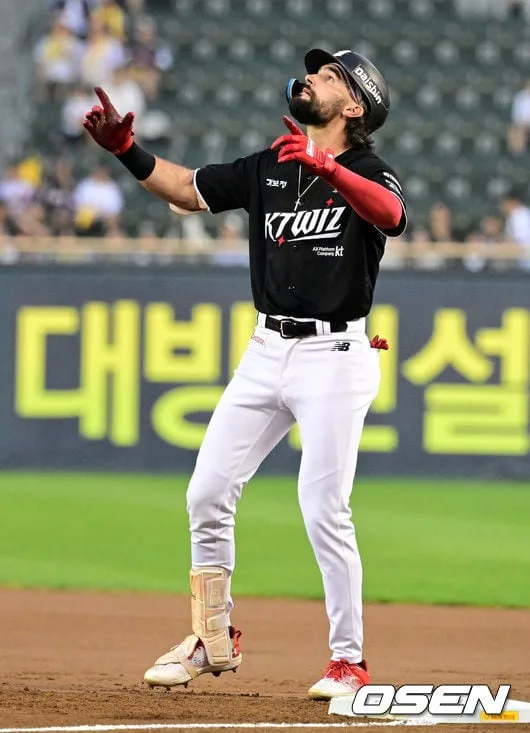 ‘0.5G차’ 선두싸움 초대형 변수 발생! 1위팀 30홈런 외인 거포 경조 휴가 떠났다…“오늘 둘째 출산 확률 높다고” [오!쎈 수원]