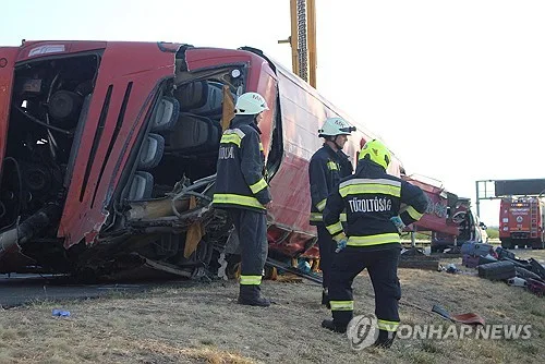 졸음운전했나…헝가리 지나던 폴란드 버스 넘어져 12명 사망