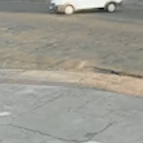 Vídeo mostra carro atingindo picape em cruzamento no Bairro Monte Castelo