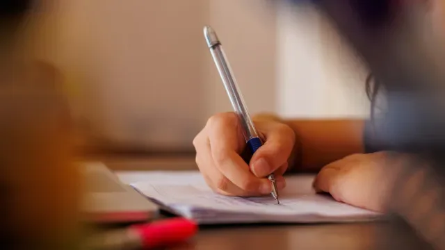 Educação de adultos sobe para 13,7% na UE em 2025