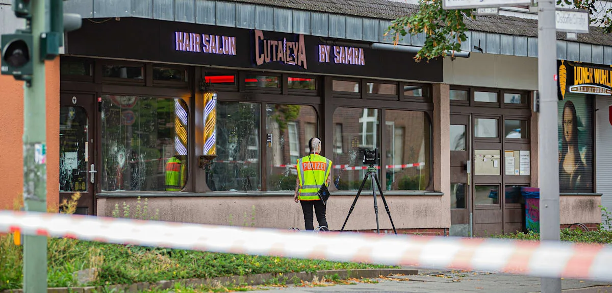 Schützen durchlöchern Scheibe von Friseursalon eines Rap-Stars