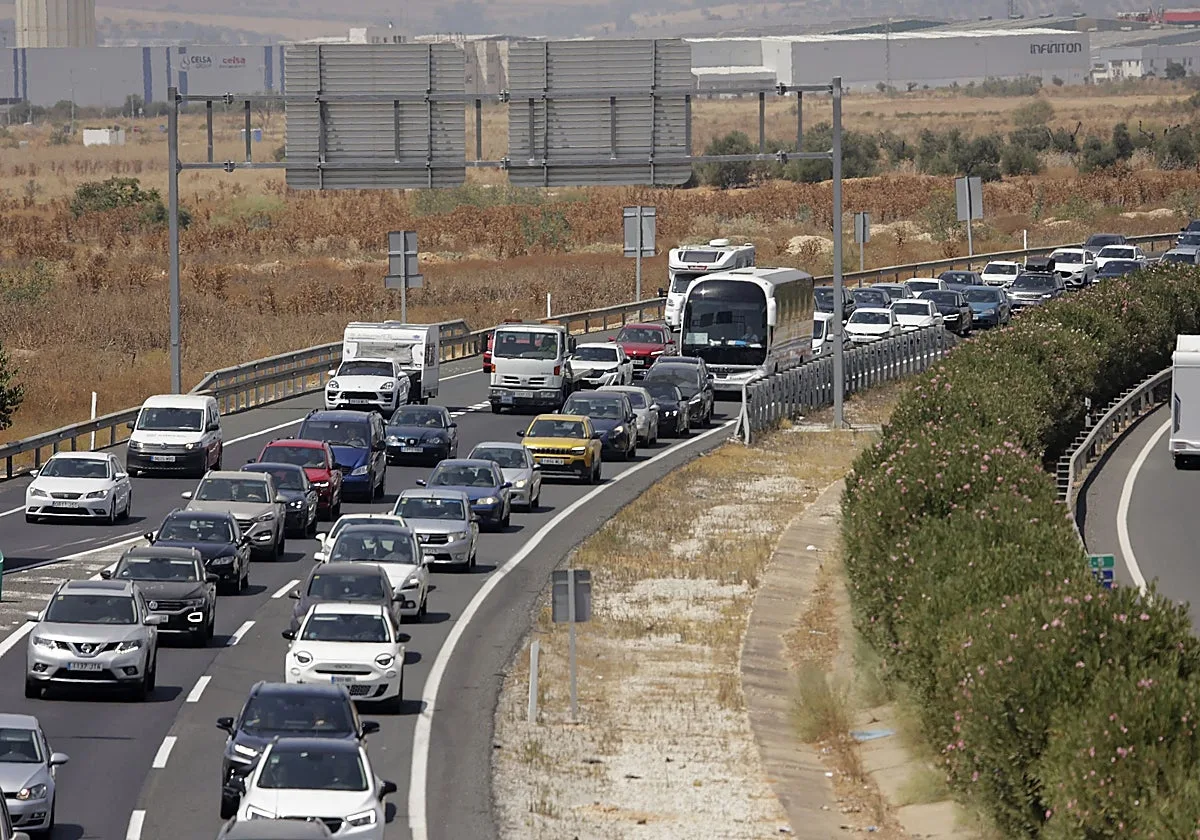 Un accidente deja diez kilómetros de retenciones en el tramo de Las Cabezas de la AP-4
