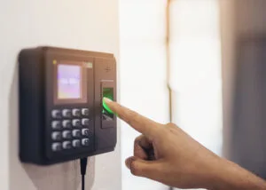 Falta de registro de ponto gera presunção da jornada alegada pelo trabalhador