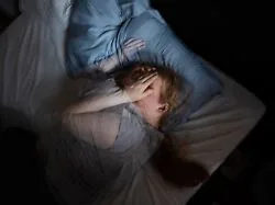 Gefahr im Schlafzimmer: Nächtliches Licht könnte das Herz verformen und schwächen