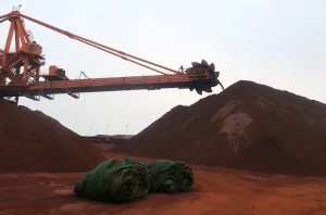 Minério de ferro fecha com leve alta na China