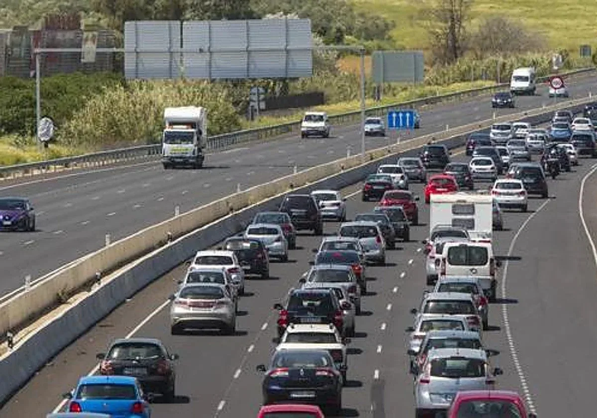 La 'Operación 15 de agosto' complica el tráfico en la AP-4 de vuelta a Sevilla con 17 kilómetros de retenciones