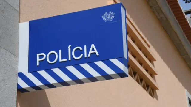 Rouba por esticão fio com medalha "avaliado em 1.900 euros". Foi detido