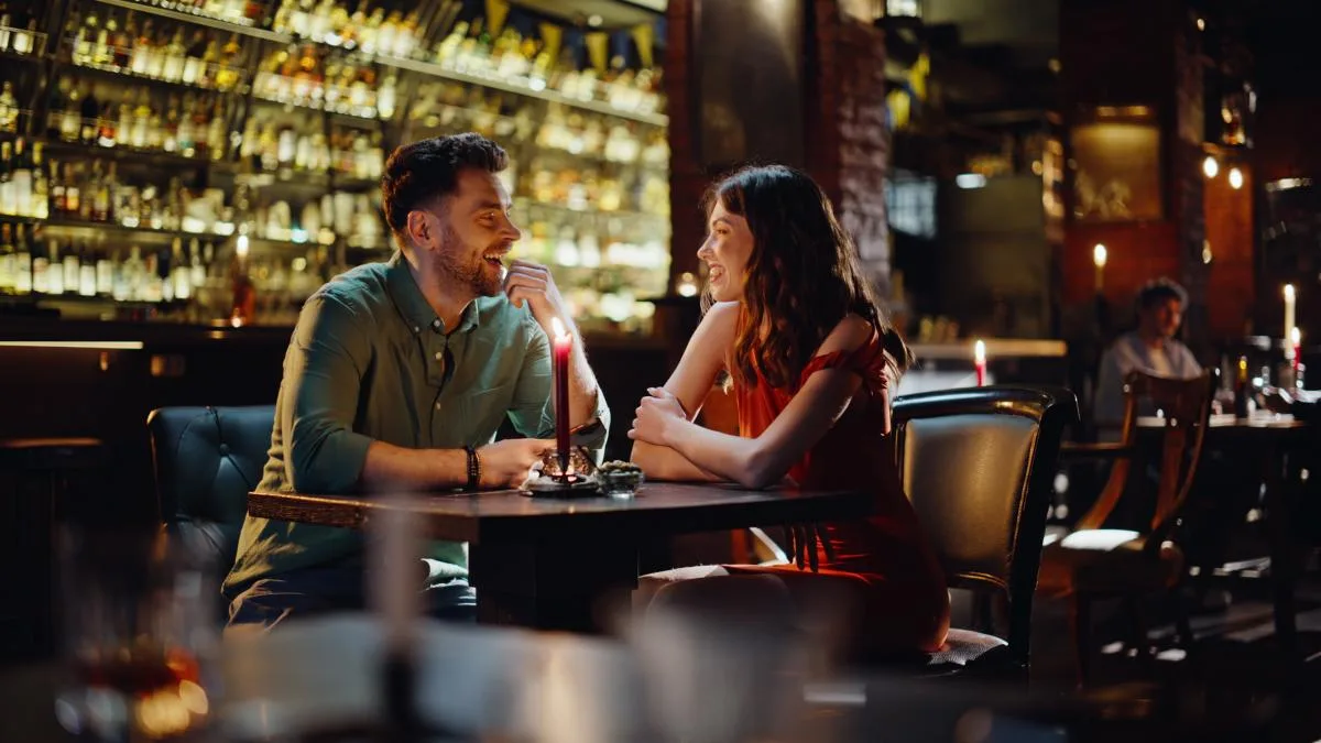 Cinco minutos para encontrar pareja, cuando tus amigos hacen de Tinder