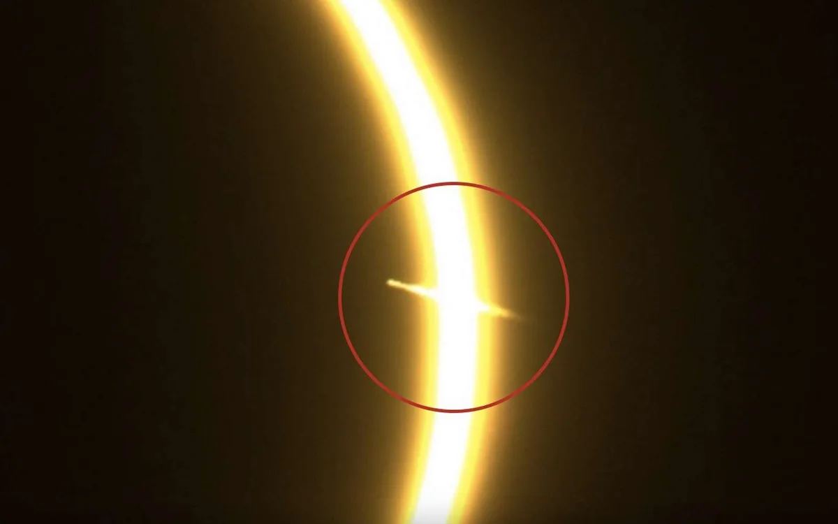 La photo de la semaine : le mystère de cette traînée lumineuse filmée pendant l’éclipse du Soleil
