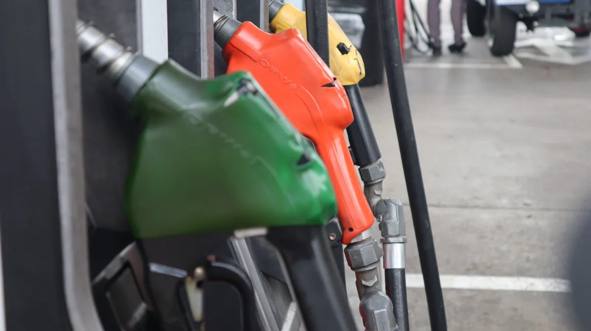 El alza de hasta USD 0.17 por galón en los combustibles presiona los precios y el gasto de los hogares en El Salvador