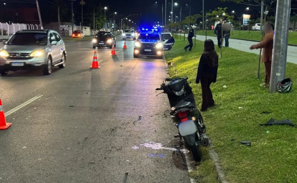 Estudante bate moto em traseira de carro ao voltar da faculdade e é levado para UPA, em Curitiba