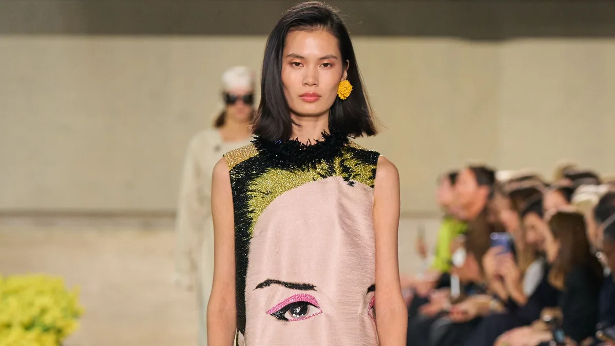 Una Polaroid que le hizo Andy Warhol, su restaurante favorito y la mítica camisa blanca: Carolina Herrera celebra su 45 aniversario con un desfile repleto de homenajes