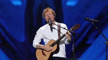 "Je commets des erreurs" : le chanteur Ed Sheeran exprime des regrets sur scène après l'éviction de Macklemore de sa tournée