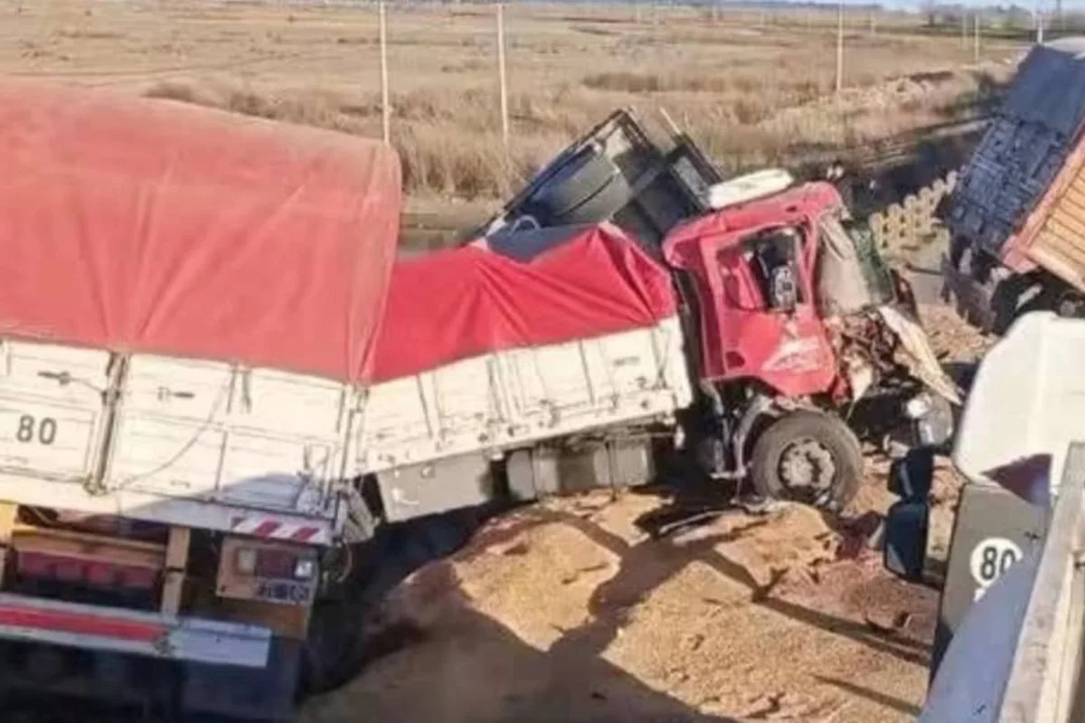 Cuatro camiones chocaron en cadena sobre un puente en la ruta 51: un muerto y tres heridos