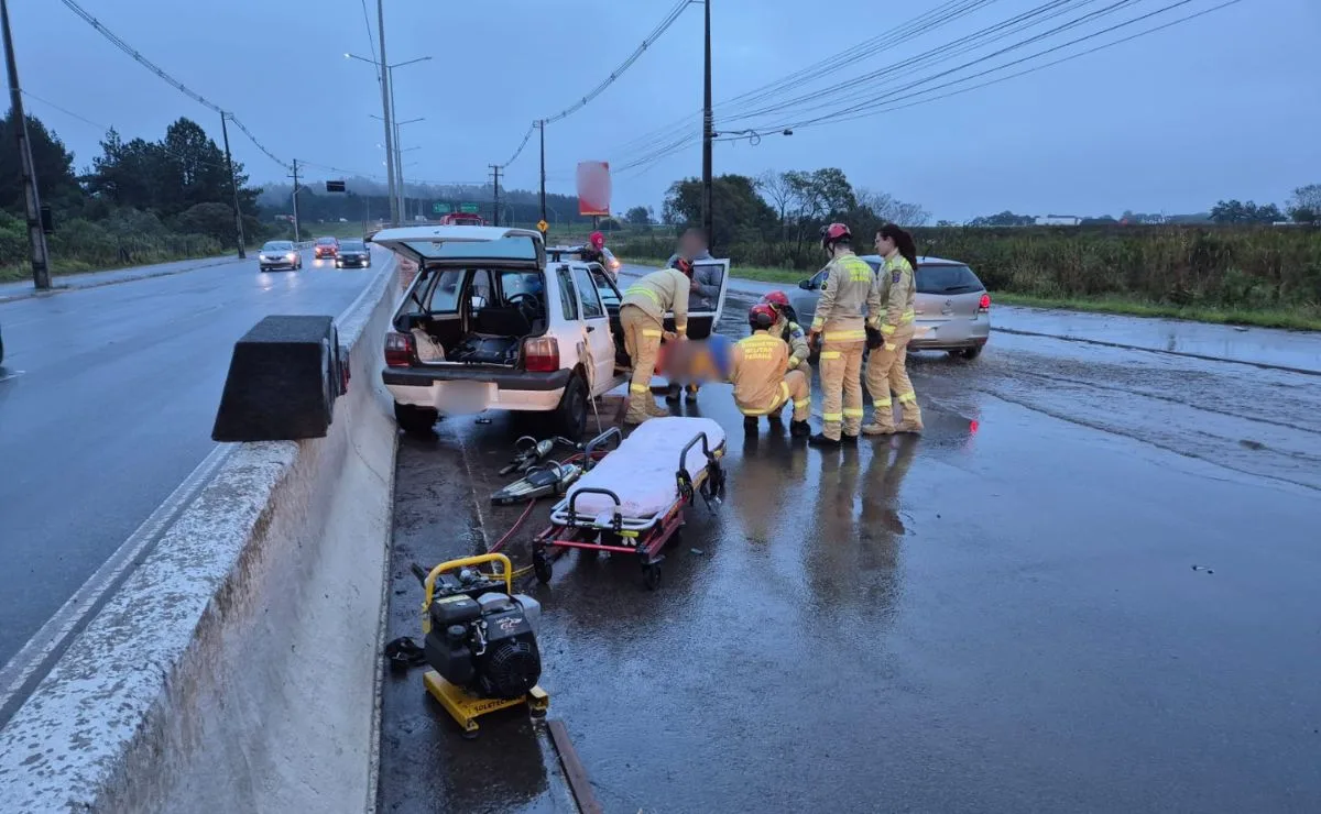 Engavetamento entre quatro carros deixa vítima presa nas ferragens, em Piraquara; poça de água pode ter causado acidente