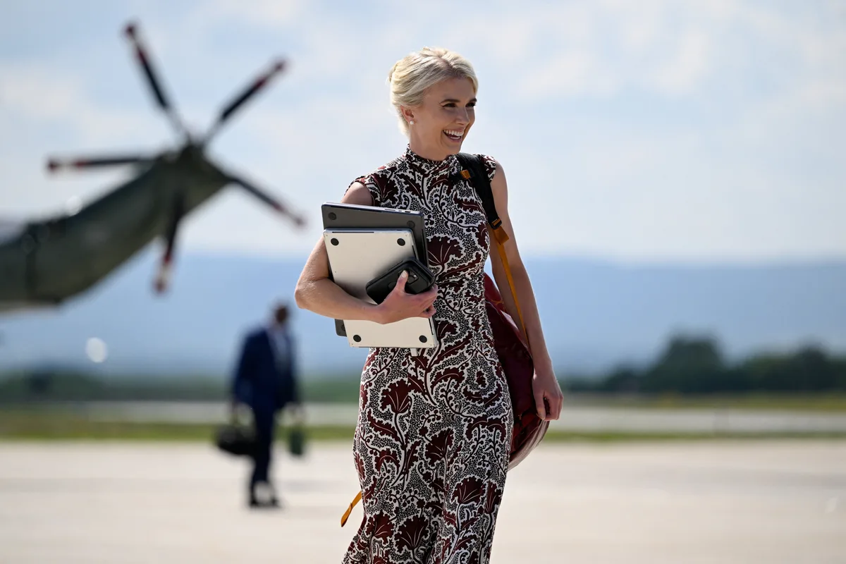 Quem é Natalie Harp, assessora de Trump que nunca tira folga e que é chamada de 'impressora humana'