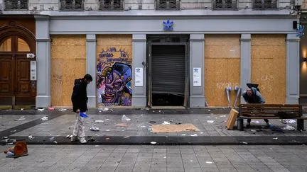"J'invite chacun à venir nous aider !" : à Paris, Lyon et Limoges, des riverains se mobilisent pour remettre les rues en état après les violences du 17 octobre