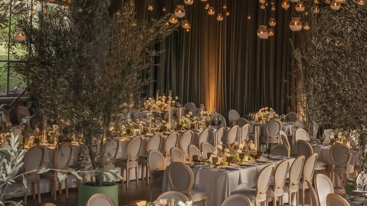 Adiós a las tartas de pisos o a las velas colgantes: 7 tendencias de boda que no veremos en los próximos meses de otoño e invierno