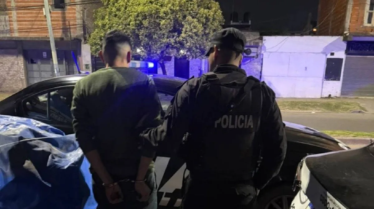 Un hombre intentó matar a su pareja mientras dormía, se arrepintió y decidió llamar al 911: fue detenido