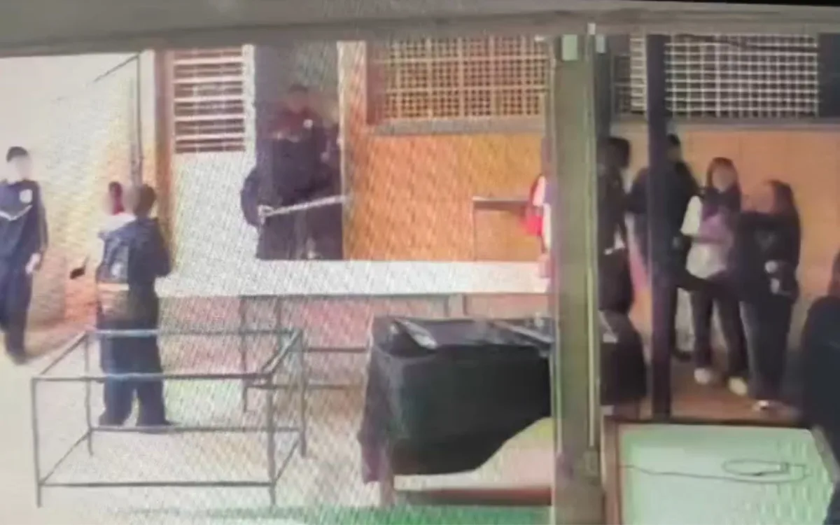 Câmera registra aluno segurando pá antes de atingir adolescente na cabeça em escola cívico-militar