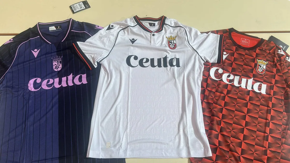 La fiebre por las camisetas del Ceuta dispara las ventas en un polígono de Cáceres: "Hemos pedido 500 más"