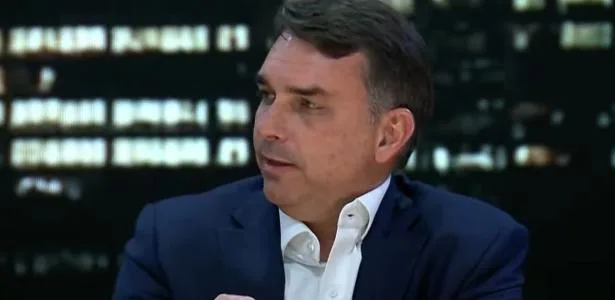 'Veto a visitas de Flávio Bolsonaro ao pai é legítimo', diz professor