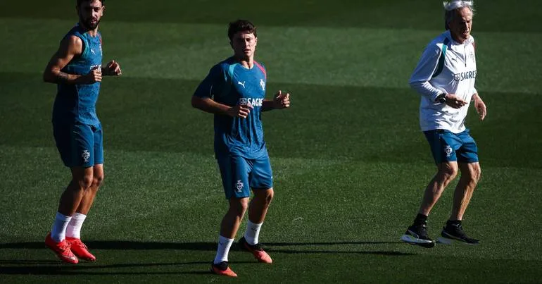 Jesus aquece com Ronaldo no primeiro treino
