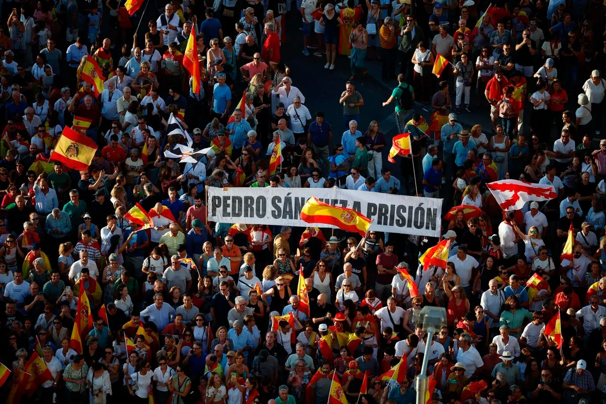 Cibeles, abarrotada en la manifestación por Ceuta, clama por la dimisión de Sánchez: "Es un antiespañol, un vendepatrias... no puede seguir siendo presidente"