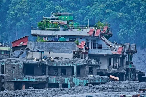 Parlamento de Nepal declara el cambio climático amenaza de seguridad nacional tras riada; el país pide a turistas no cancelar viajes