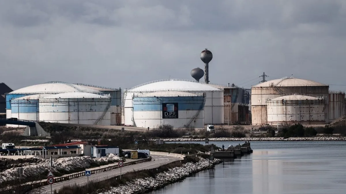 Des pêcheurs bloquent un dépôt pétrolier à Fos-sur-Mer pour protester contre la hausse des prix du carburant